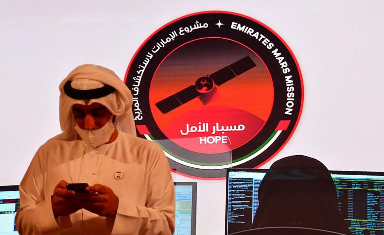 إماراتي يتابع إطلاق مسبار "الأمل" في مركز محمد بن راشد للفضاء في دبي