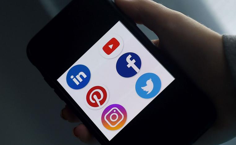   مواقع التواصل  