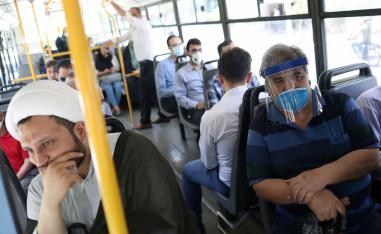 الإيرانيون ملزمون بالتعايش مع كورونا لفترة أطول