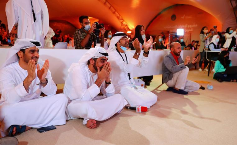 اماراتيون يشاهدون على شاشة كبيرة في مركز محمد بن راشد للفضاء في دبي، إطلاق مسبار الأمل 