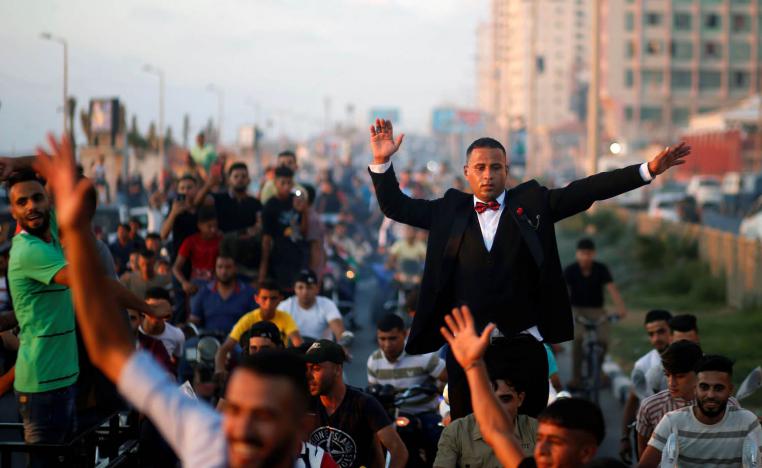 عريس فلسطيني يحتفل بزفافه في غزة