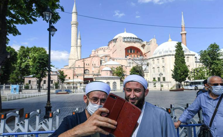 معممون يلتقطون سيلفي في باحة أيا صوفيا