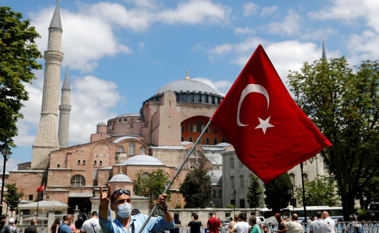 ناشط قومي يرفع علامة الذئب الرمادي وعلم تركيا أمام آيا صوفيا في اسطنبول