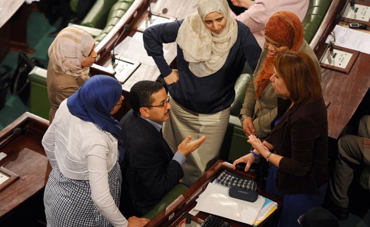 مدير ديوان رئيس البرلمان المستقيل الحبيب خضر مع عدد من نائبات حركة النهضة