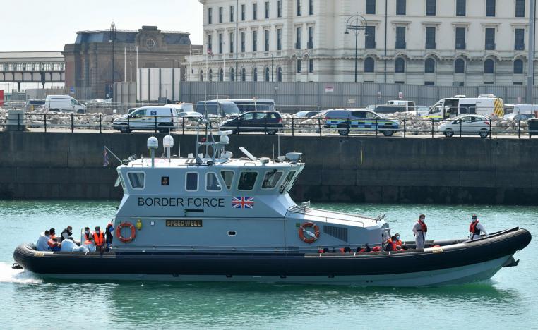 مطالب بريطانية بتشديد فرنسا إجراءاتها للمساعدة في التصدي لقوارب المهاجرين