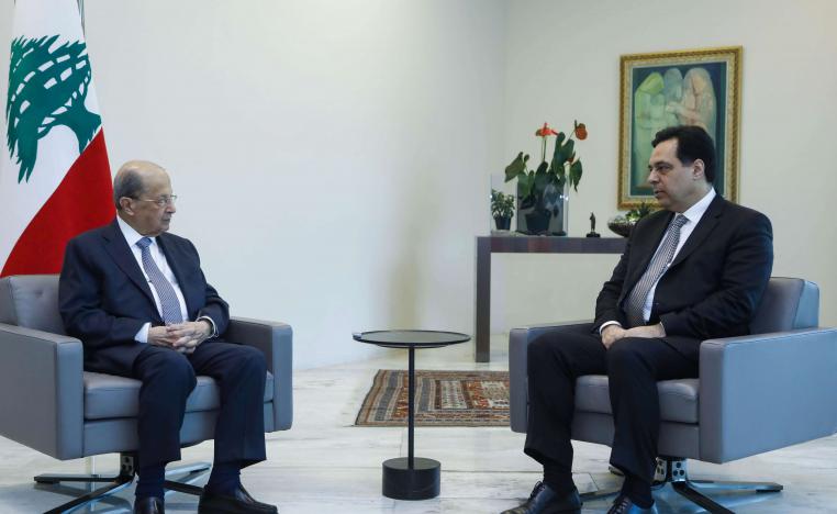الرئيس اللبناني ميشال عون (يسار) يلتقي رئيس الوزراء المستقيل حسان دياب