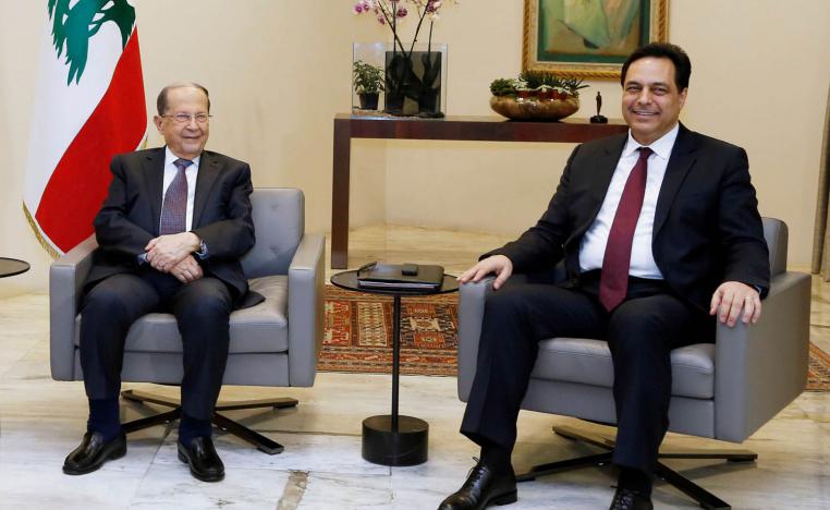 الرئيس اللبناني ميشال عون يستقبل رئيس الوزراء المستقيل حسان دياب