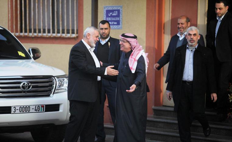 زعيم حركة حماس اسماعيل هنية والدبلوماسي القطري محمد العمادي