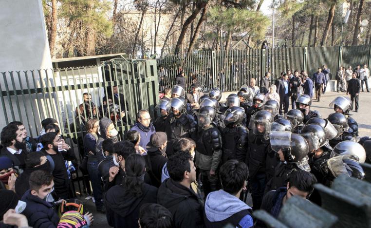 السلطات في إيران تعتمد القمع منهجا لتكميم الأفواه وترهيب المعارضين