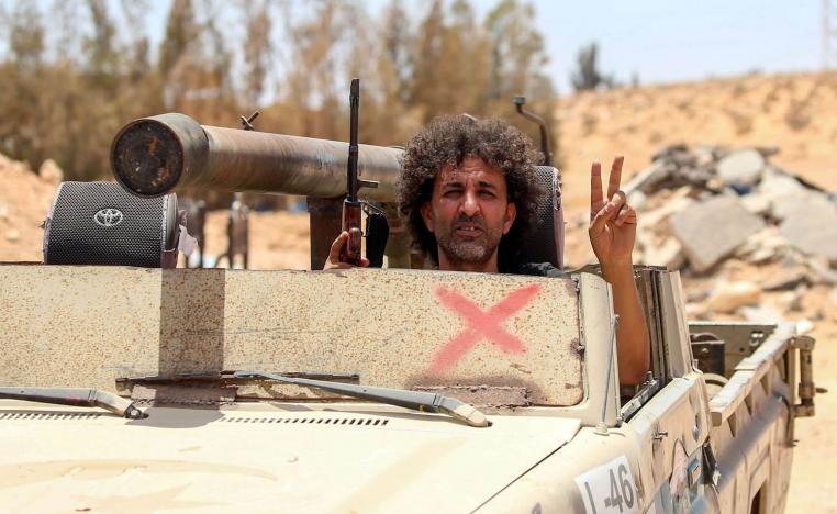 مقاتل من حكومة الوفاق في حشد عسكري قريب من سرت