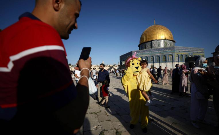 فلسطينيون يحتفلون بعيد الأضحى في باحة المسجد الأقصى