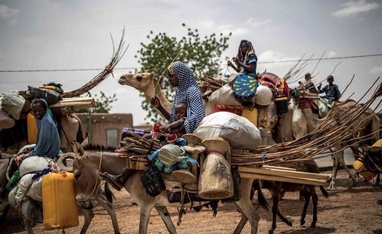 عائلة سنغالية تتنقل بحثا عن مراع خضراء