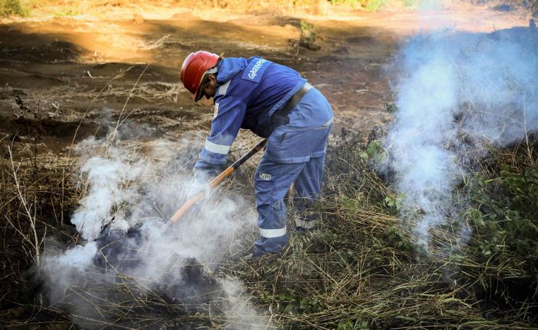 رجل إطفاء روسي يحاول إخماد حريق هائل مقاوم للشتاء في باطن الأرض في سيبيريا