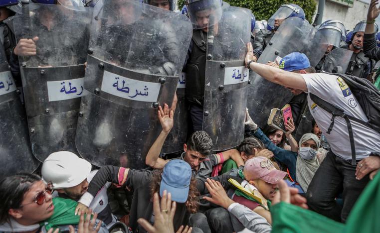 رئيس الوزراء الجزائري عبدالعزيز جراد عرض وثيقة تعديل الدستور على النواب