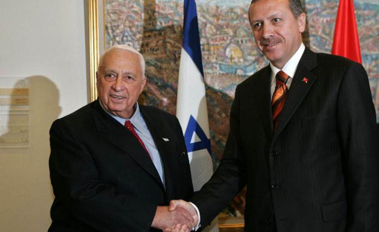 الرئيس التركي رجب طيب أردوغان في لقاء مع رئيس الوزراء الاسرائيلي الراحل أرييل شارون