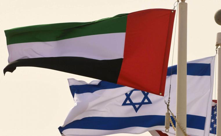 العلمان الاماراتي والإسرائيلي في مطار أبوظبي