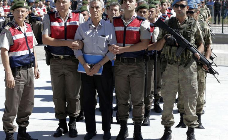 الشرطة شبه العسكرية في تركيا تعتقل قيادي سابق بالجيش التركي