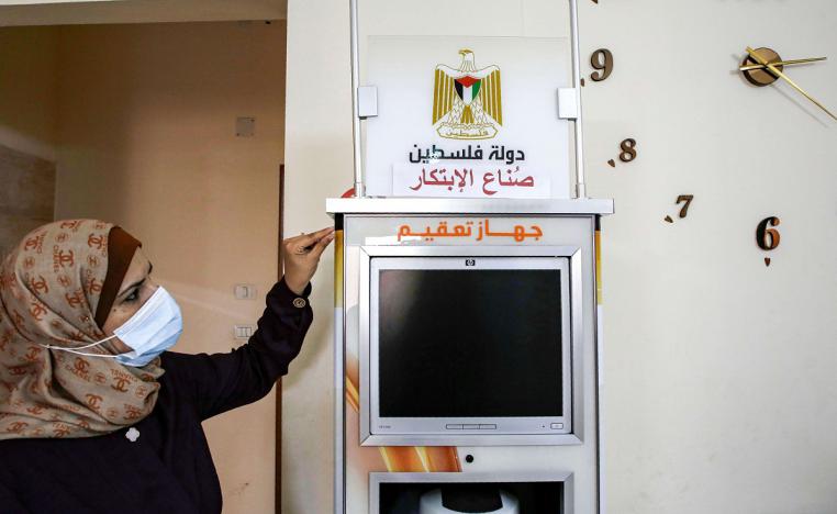 هبة الهندي تقف عن جهاز التعقيم الذي ابتكرته