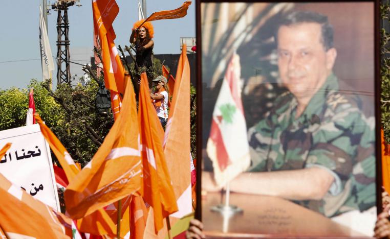 مؤيدون للتيار الوطني الحر يلوحون بصور قديمة للرئيس اللبناني ميشال عون