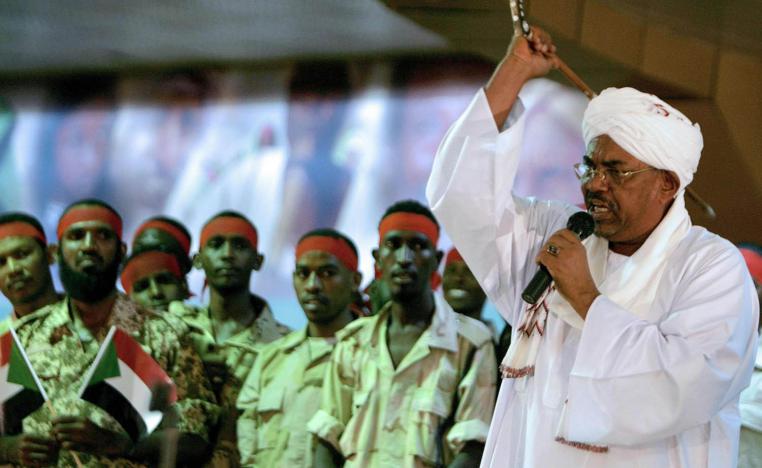 الرئيس السوداني السابق عمر البشير مع مجموعة من انصاره