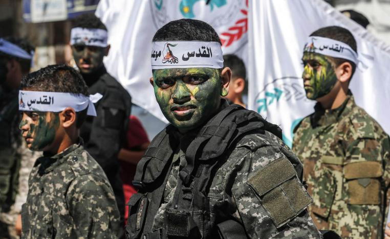 صبيان فلسطينيون يرتدون أزياء عسكرية في استعراض في غزة