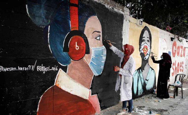 غزاويات يرسمن على جدران