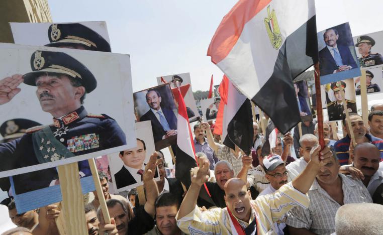 مصريون يلوحون بصور الرئيس الراحل انور السادات