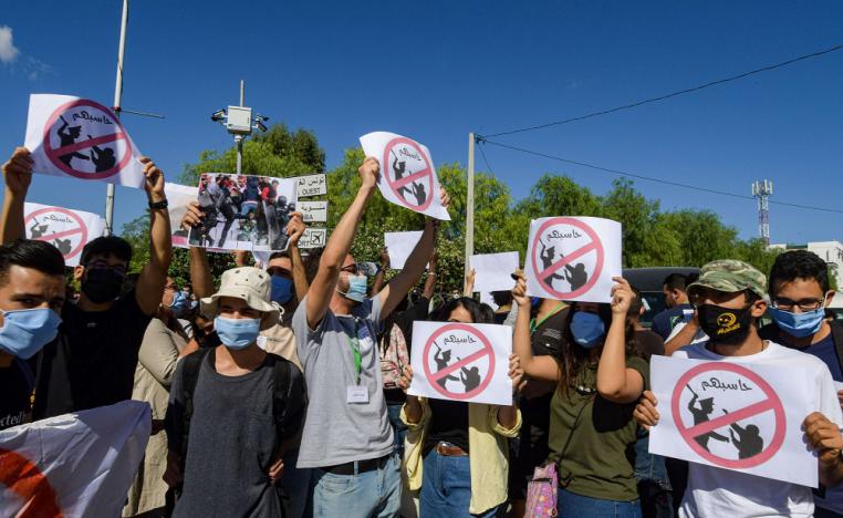 عشرات التونسيين يتظاهرون أمام البرلمان لإسقاط مشروع قانون مثير للجدل