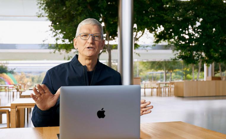 الرئيس التنفيذي لشركة تيم كوك يستعمل أحد الأجهزة الجديدة 
