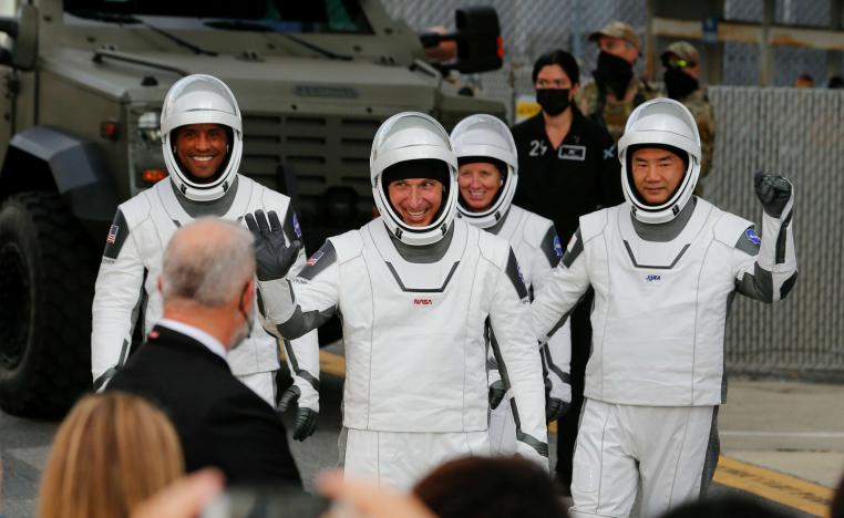 طاقم مركبة سبيس إكس المتجهة نحو محطة الفضاء الدولية 