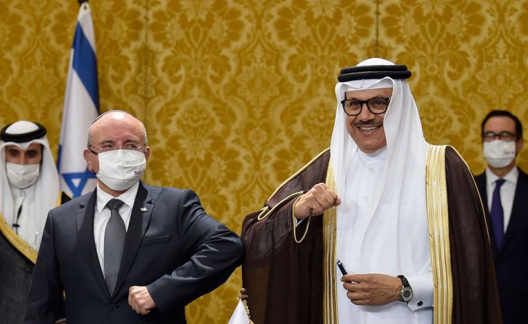 وزير الخارجية البحريني عبداللطيف الزياني (يمين) يلتقي الوفد الإسرائيلي