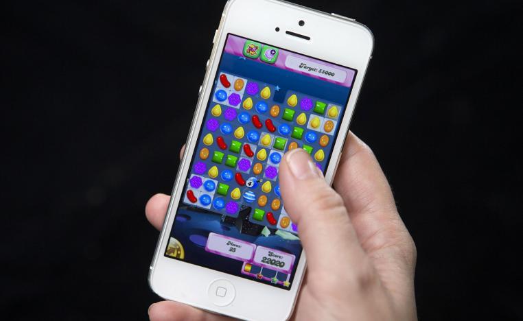 لعبة كاندي كراش تظهر على شاشة هاتف محمول