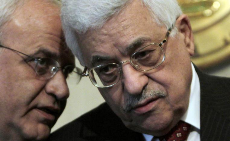 كبير المفاوضين الفلسطينيين الراحل صائب عريقات مع الرئيس الفلسطيني محمود عباس
