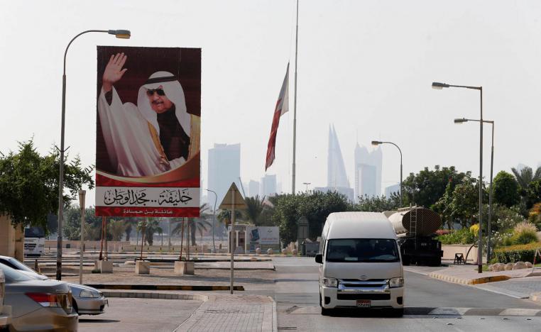 صورة كبيرة للأمير خليفة بن سلمان في احد احياء المنامة