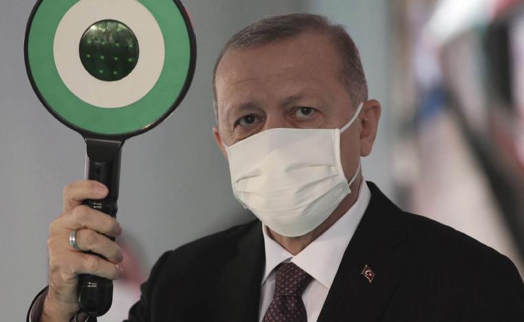 الرئيس التركي رجب طيب اردوغان يستعرض جهازا لكشف كورونا