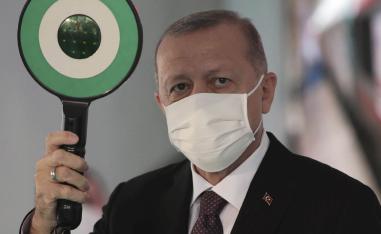 الرئيس التركي رجب طيب اردوغان يستعرض جهازا لكشف كورونا