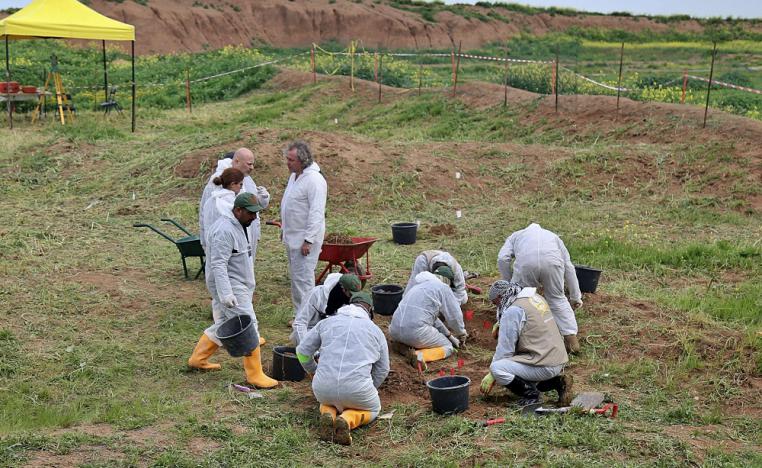 فرق دولية وعراقية تتعقب جرائم تنظيم داعش وتوثقها من خلال مقابر جماعية من مخلفاته 