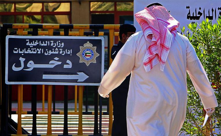 كويتي أمام مبنى إدارة الانتخابات