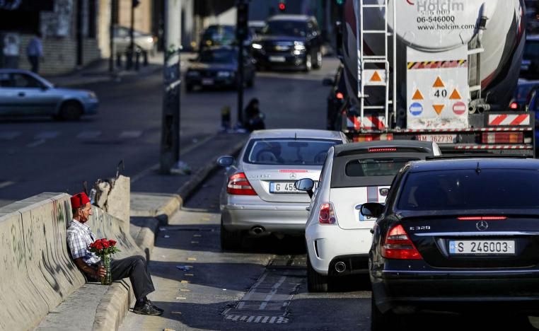 بائع زهور ينتظر فرصة وسط حركة المرور في بيروت