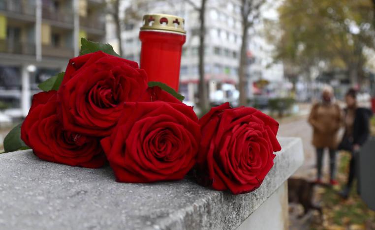 باقة ورد تذكارية وشمعة تأبينا لضحايا هجوم فيينا