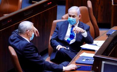رئيس الوزراء الإسرائيلي بنيامين نتانياهو (يمين) ووزير الدفاع بيني غانتس