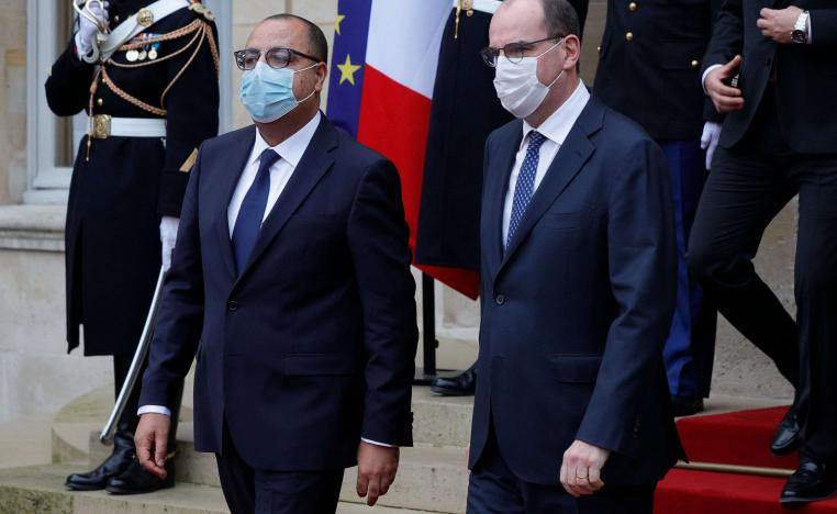 رئيس الوزراء التونسي هشام المشيشي (يسار) ونظيره الفرنسي جان كاستيس