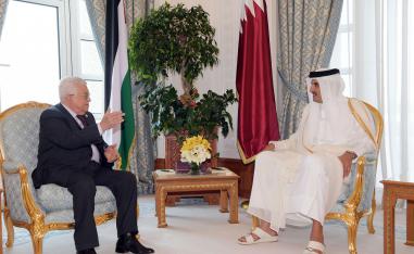 أمير قطر الشيخ تميم بن حمد آل ثاني في لقاء سابق مع الرئيس الفلسطيني محمود عباس