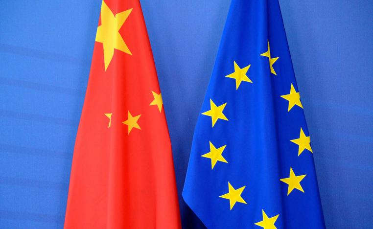 علم الاتحاد الأوروبي بجانب العلم الصيني