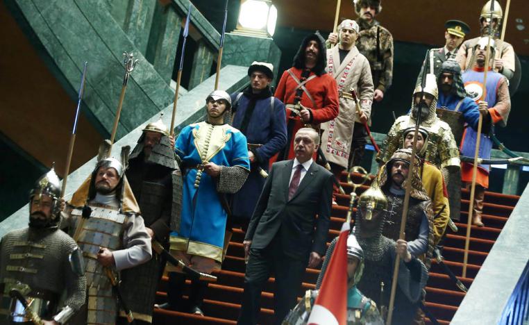 اردوغان وسط جنود يرتدون ملابس الجيش الانكشاري عبر التاريخ