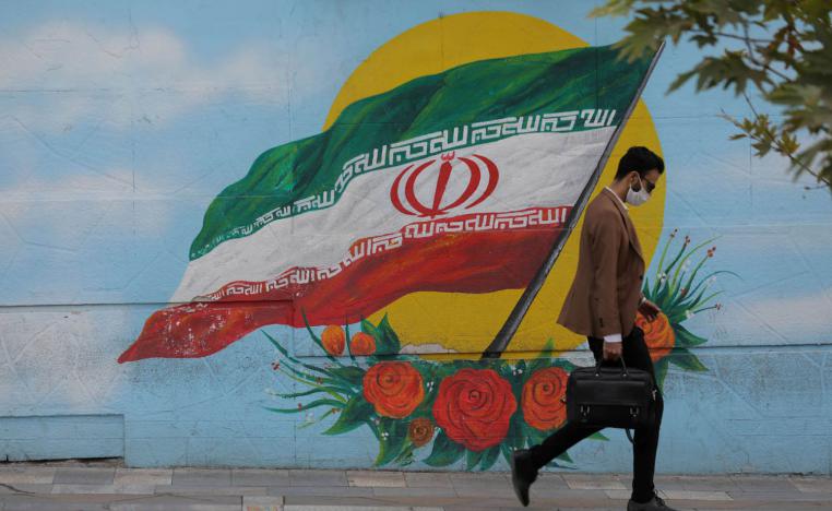 إيراني بكمامة وسط طهران