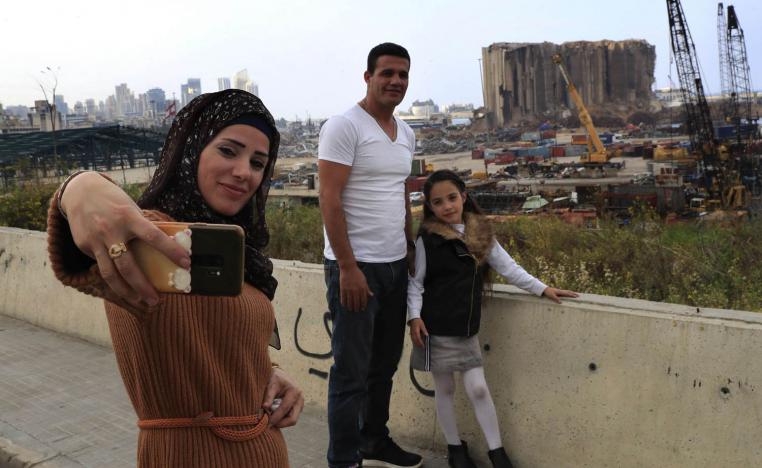 عائلة لبنانية في صورة سيلفي على خلفية دمار مرفأ بيروت