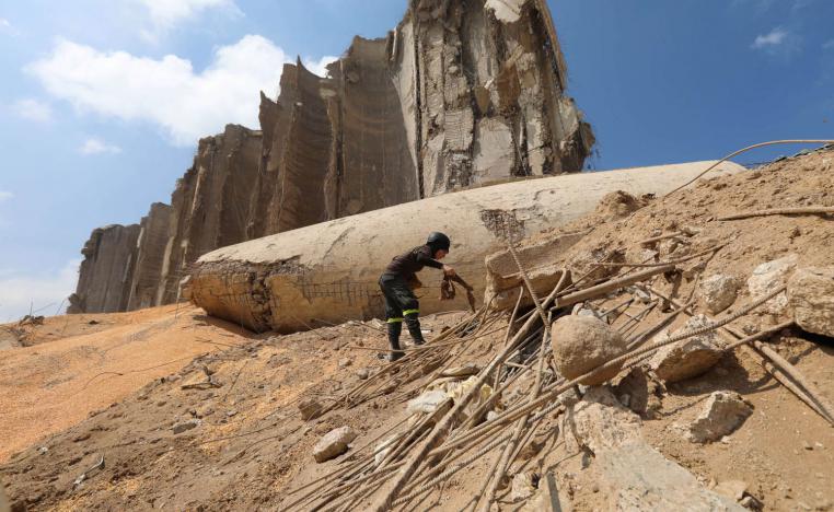اطلال صوامع الحبوب في ميناء بيروت