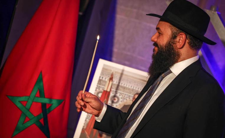 رابي مغربي يحتفل بعيد الأنوار (حانوكا) في كنيس الدار البيضاء