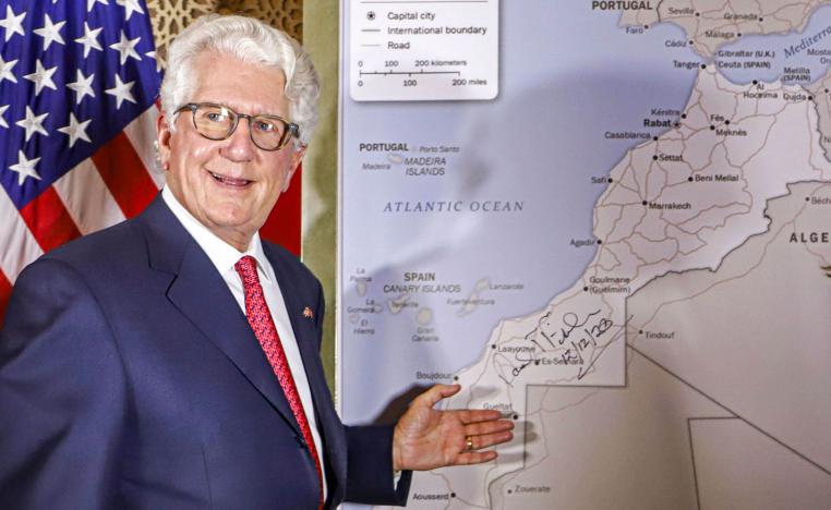 السفير الأميركي ديفيد فيشر يقدم خريطة المغرب
